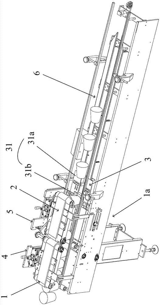 Material neatening and conveying device
