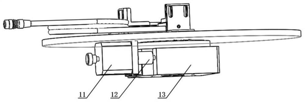 Industrial robot self-calibration device and method based on principle of perigon error close