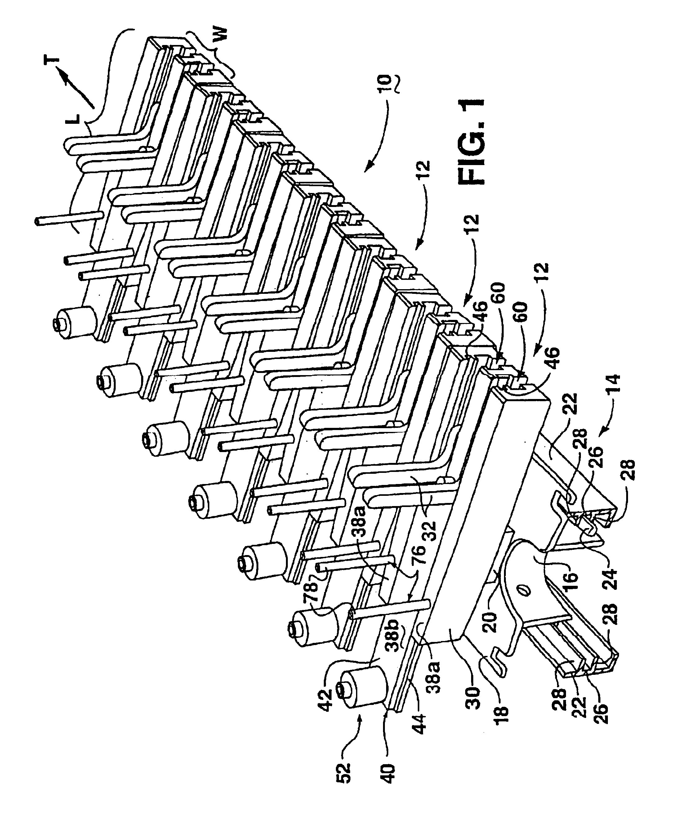 Gripper conveyor with clear conveying path and related conveyor link