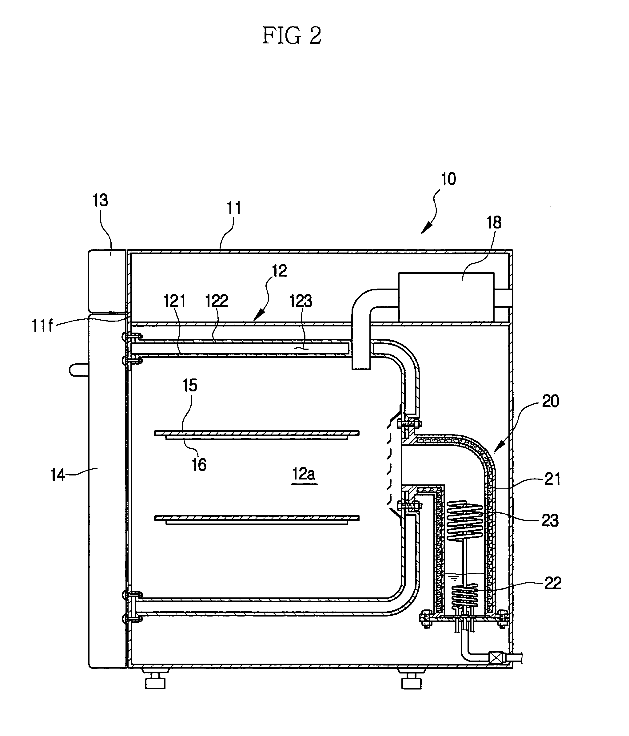 Steam oven having an inner casing including a vacuum
