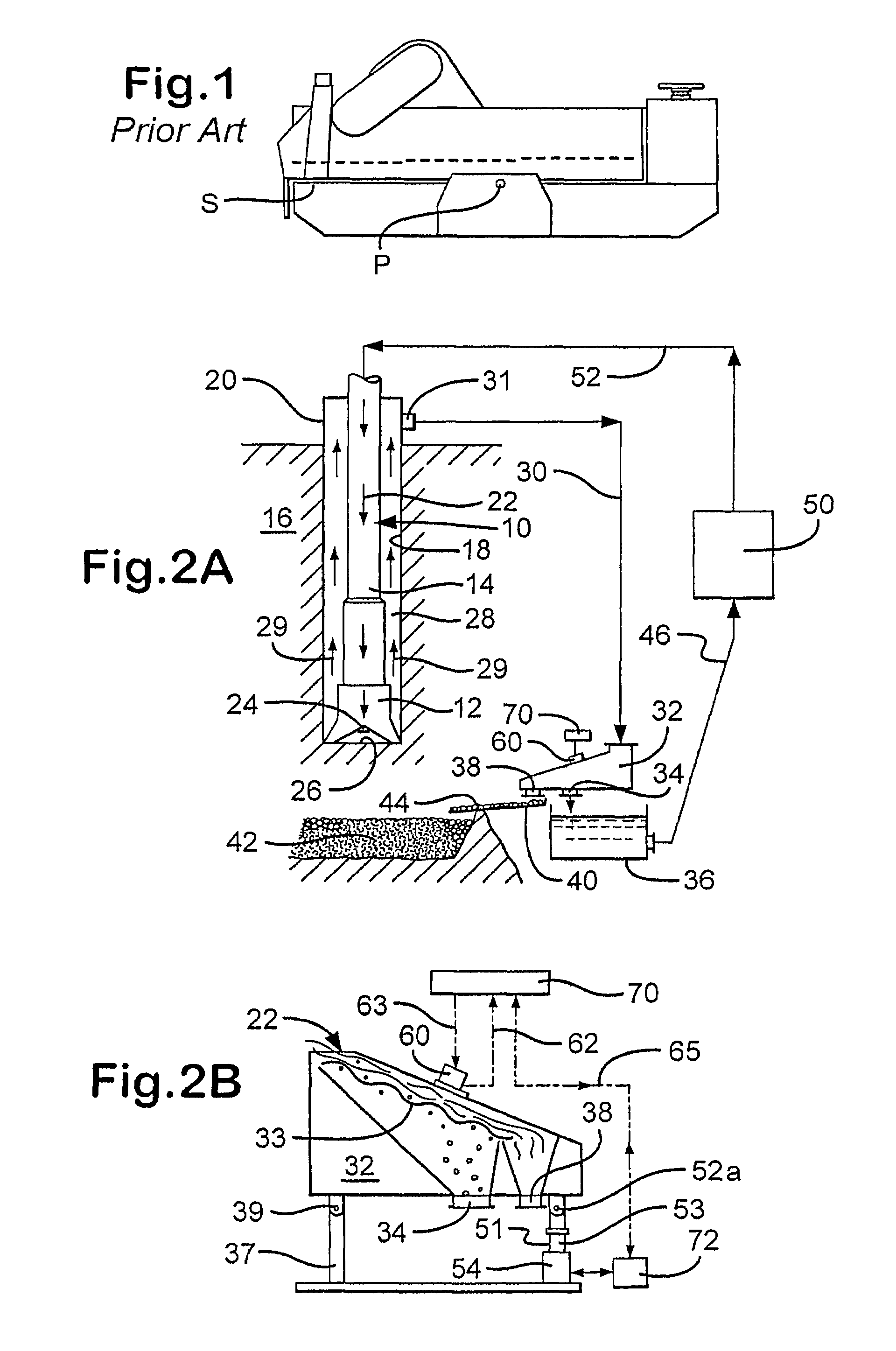 Vibratory separator with automatically adjustable beach