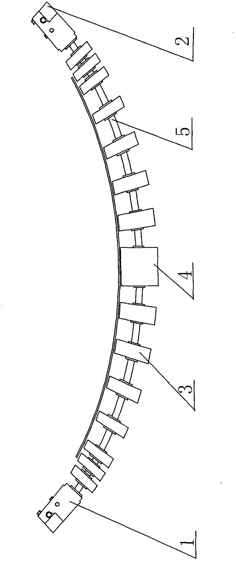 Adjustable flexible supporting roller for conveying belts