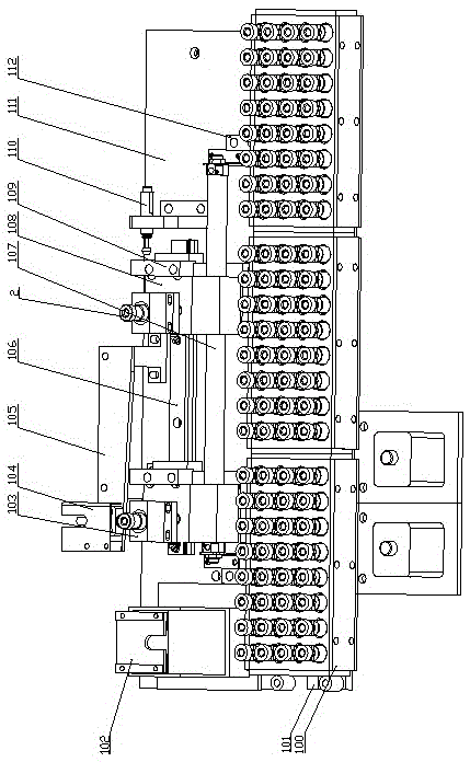 Automatic assembling device for piston in manual pump