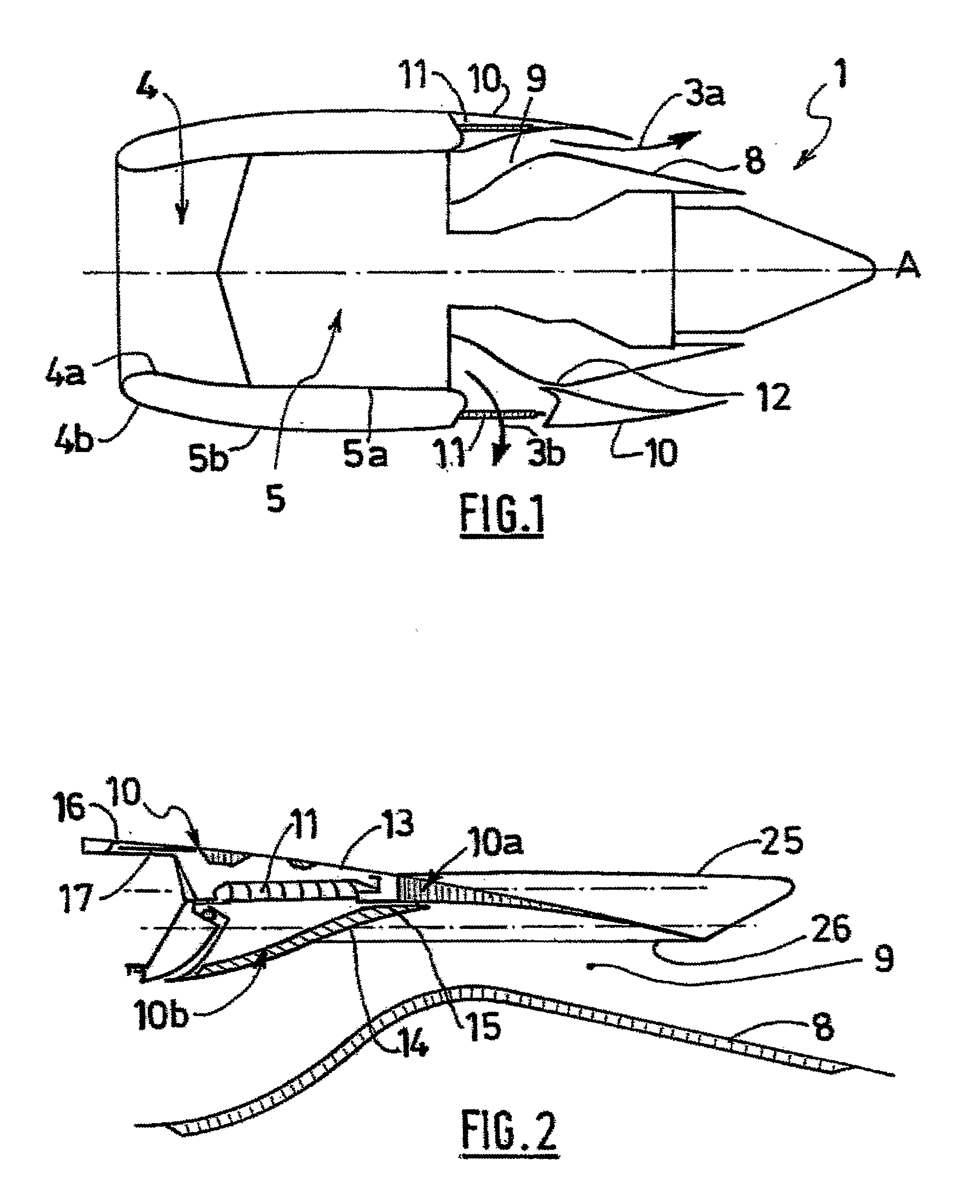 Thrust reverser forming an adaptive nozzle