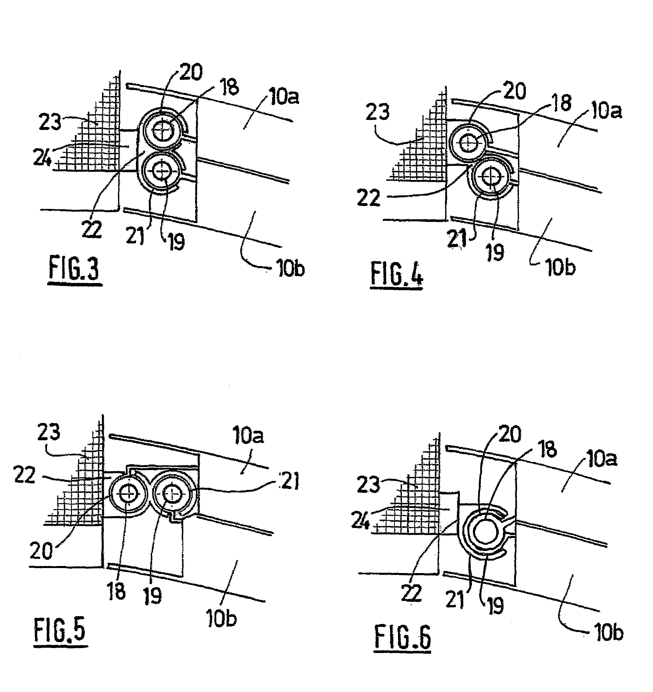 Thrust reverser forming an adaptive nozzle