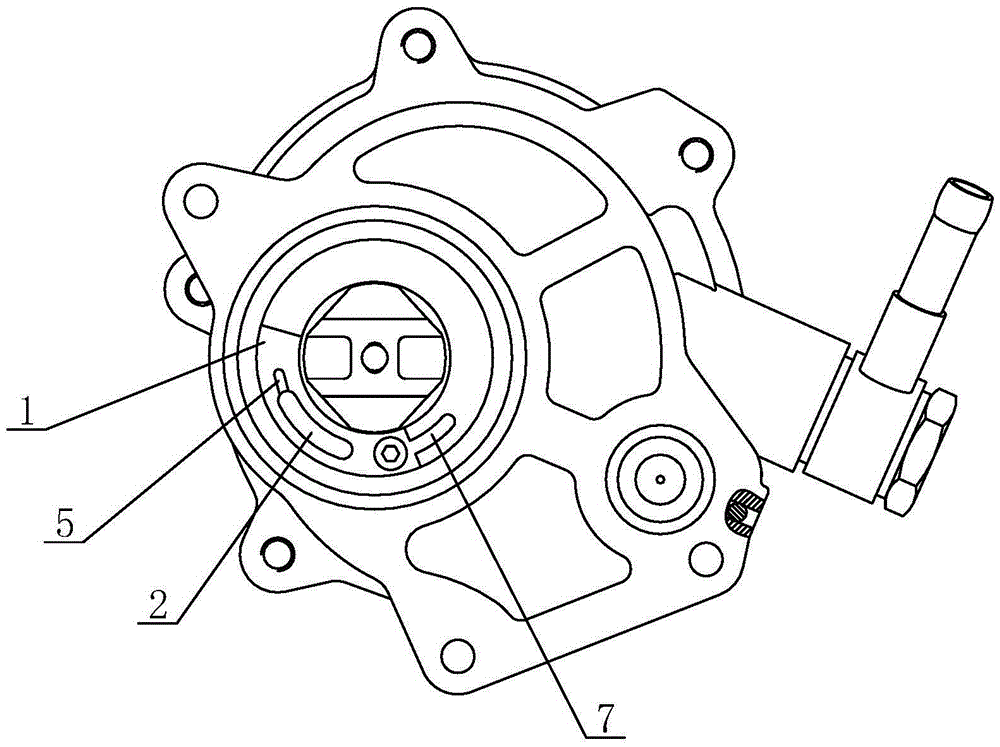 Mechanism for reducing quantity of oil accumulated in pump cavity of vacuum pump