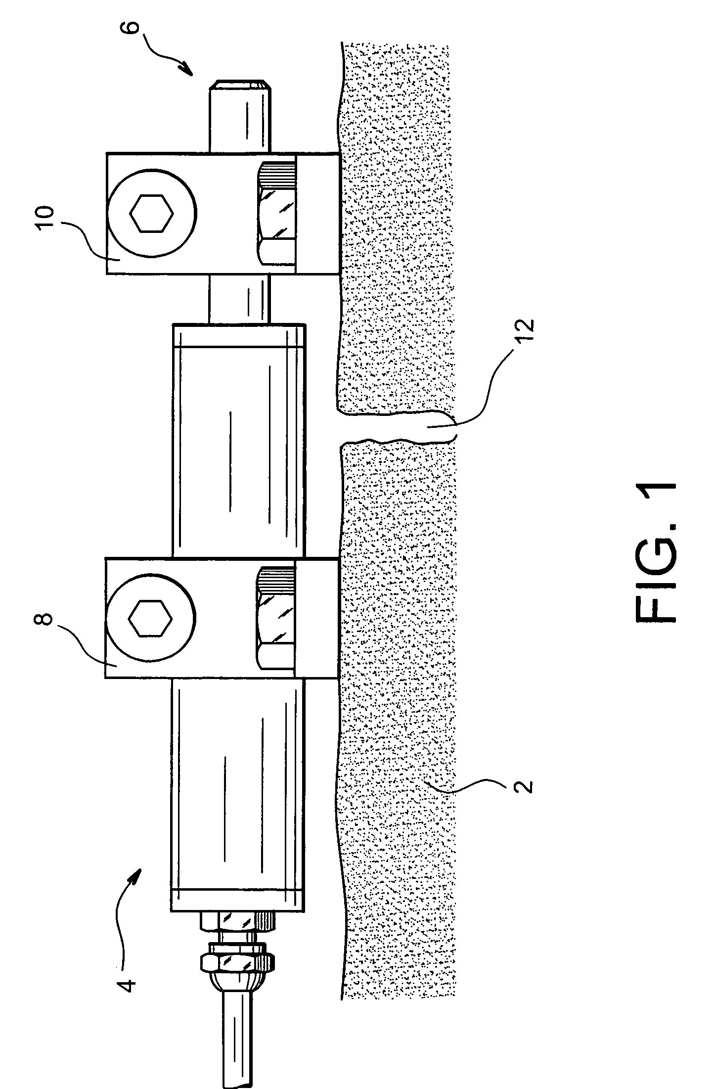 Extensometer comprising a flexible sensing element and Bragg gratings