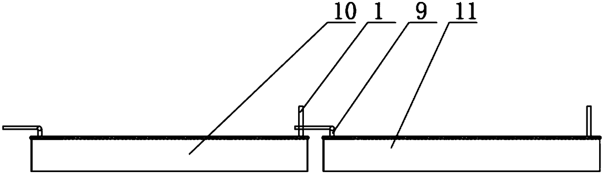 Holding column type connecting device used between two carriers
