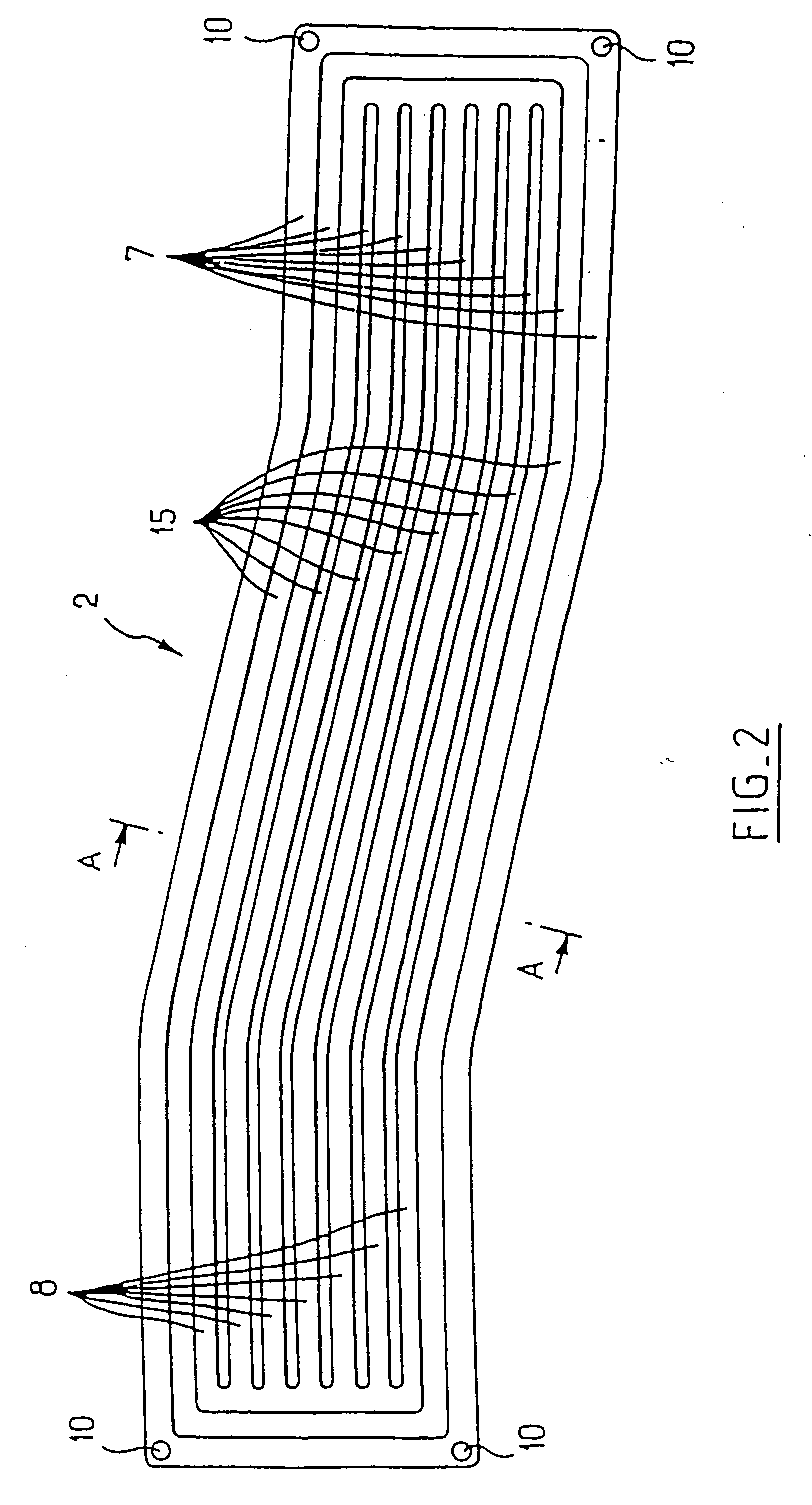 Heat exchanger device using a two-phase active fluid, and a method of manufacturing such a device