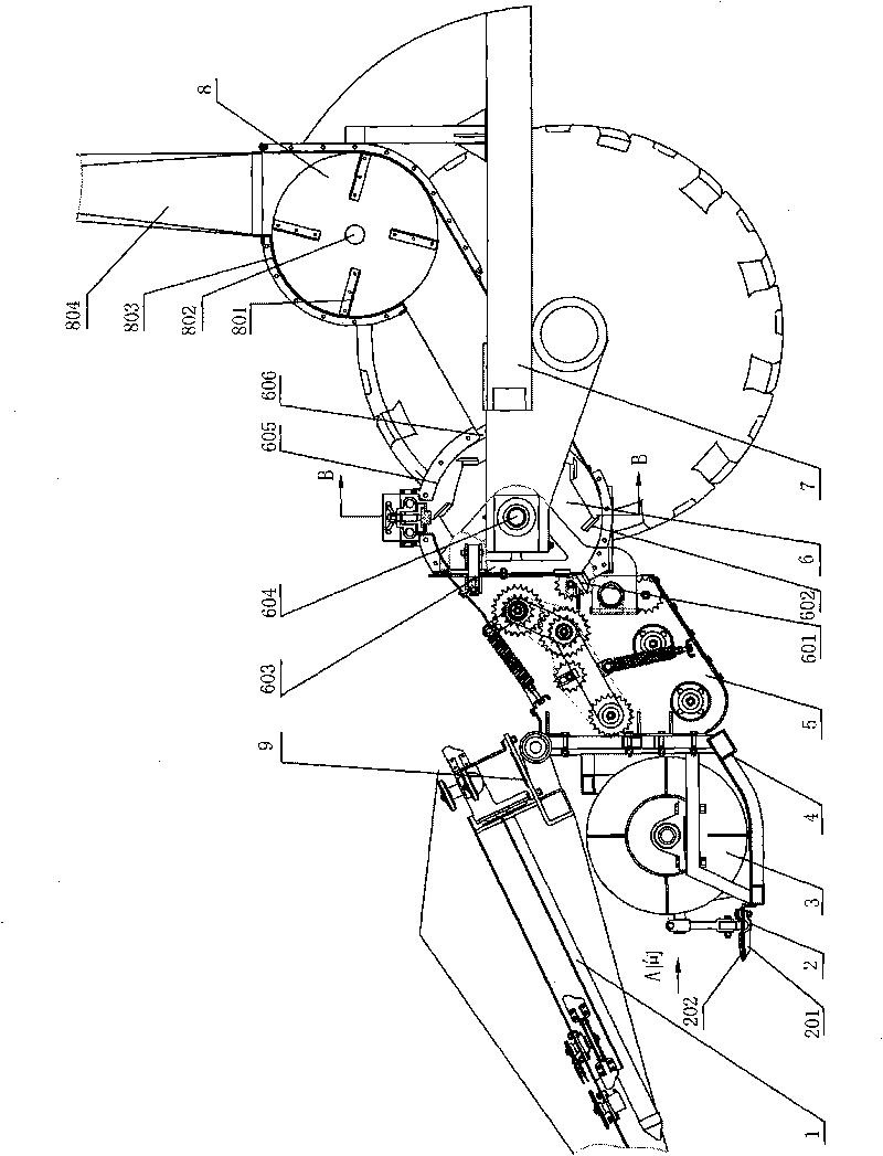 Straw collecting and pulverizing device of corn harvester