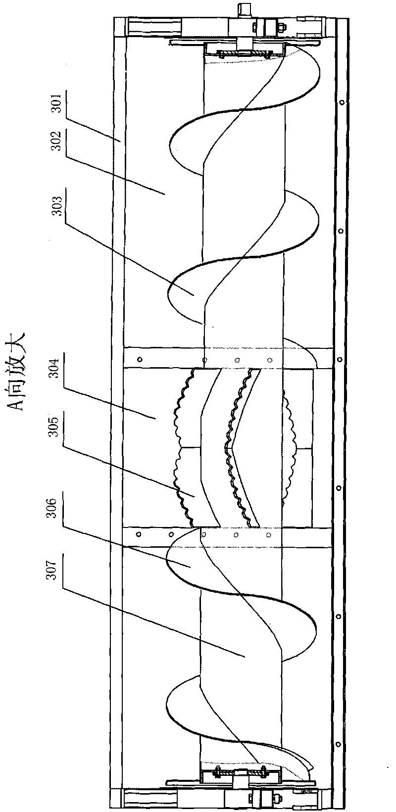 Straw collecting and pulverizing device of corn harvester