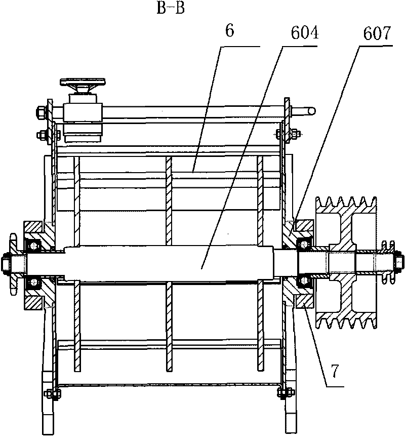 Straw collecting and pulverizing device of corn harvester