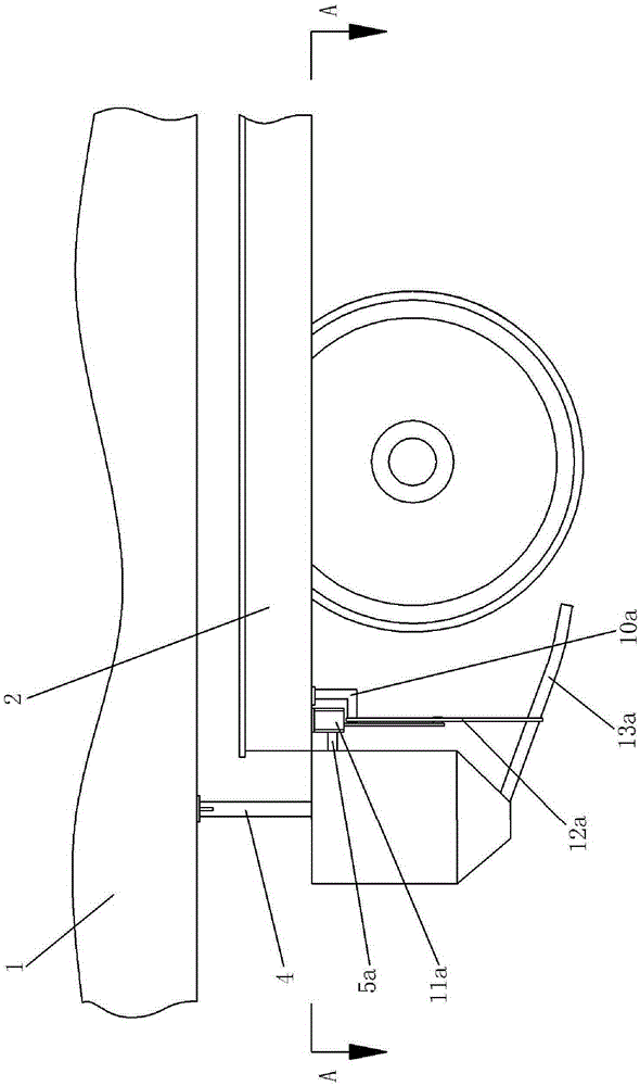 A anti-deflection mechanism for crossing the curve of the sand spreading device in the middle of the locomotive body