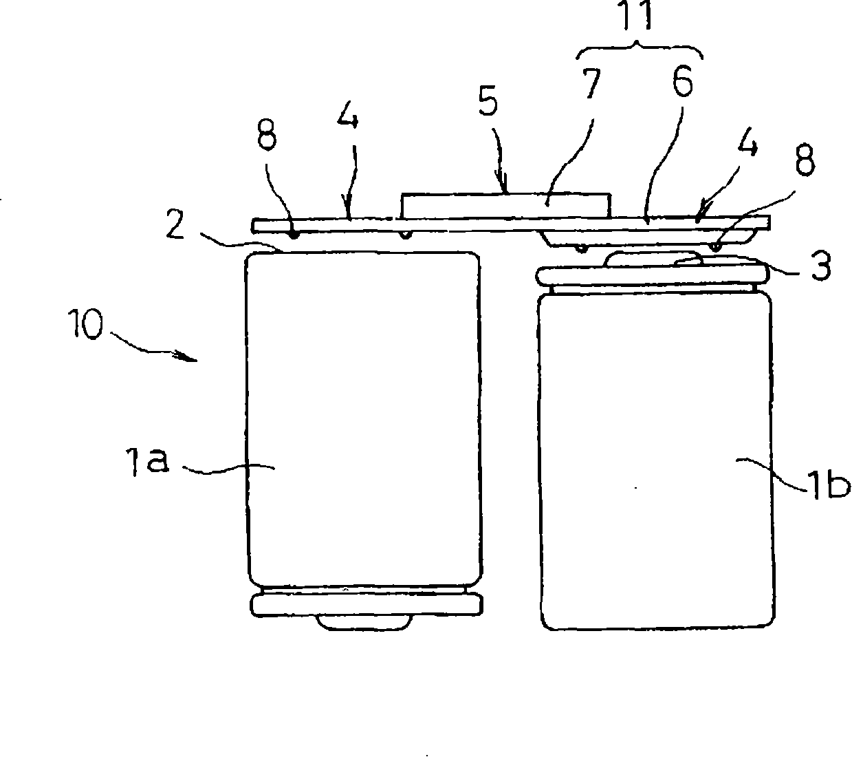 Connecting device between batteries