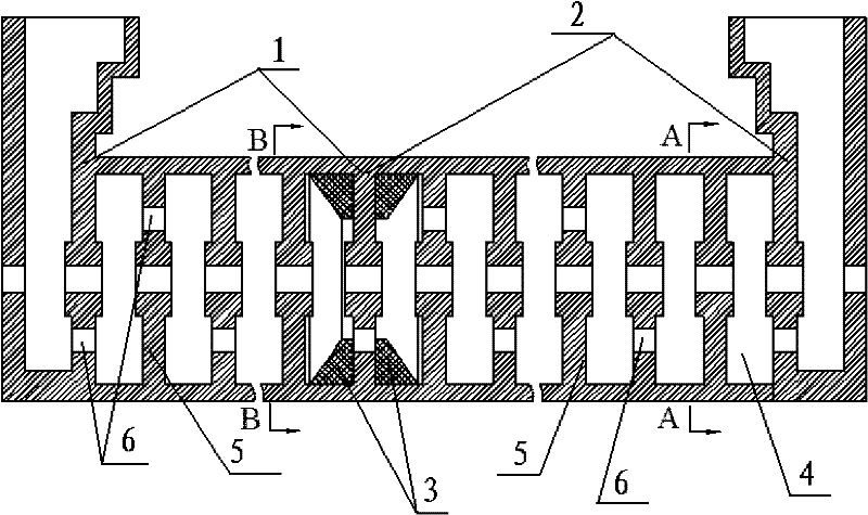 Slow wave structure capable of reducing harmonic output of coupled cavity traveling wave tube