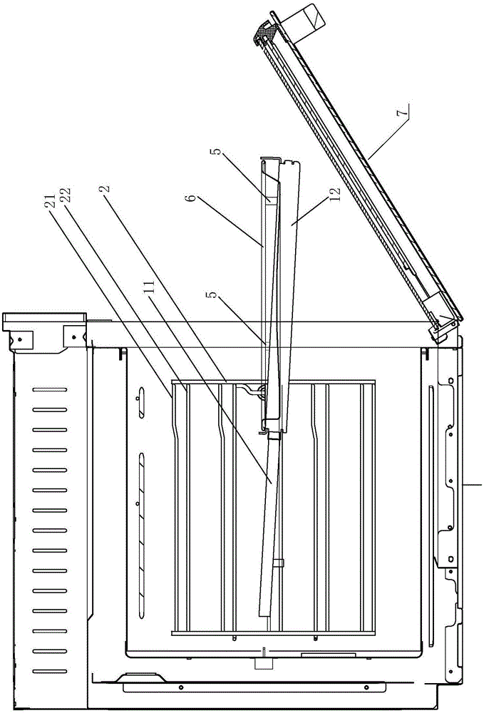 Oven with oven tray capable of being automatically moved out