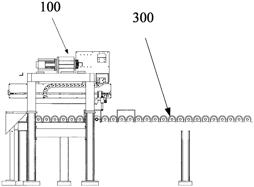 Accurate spraying device and method for tire tread rubber cement