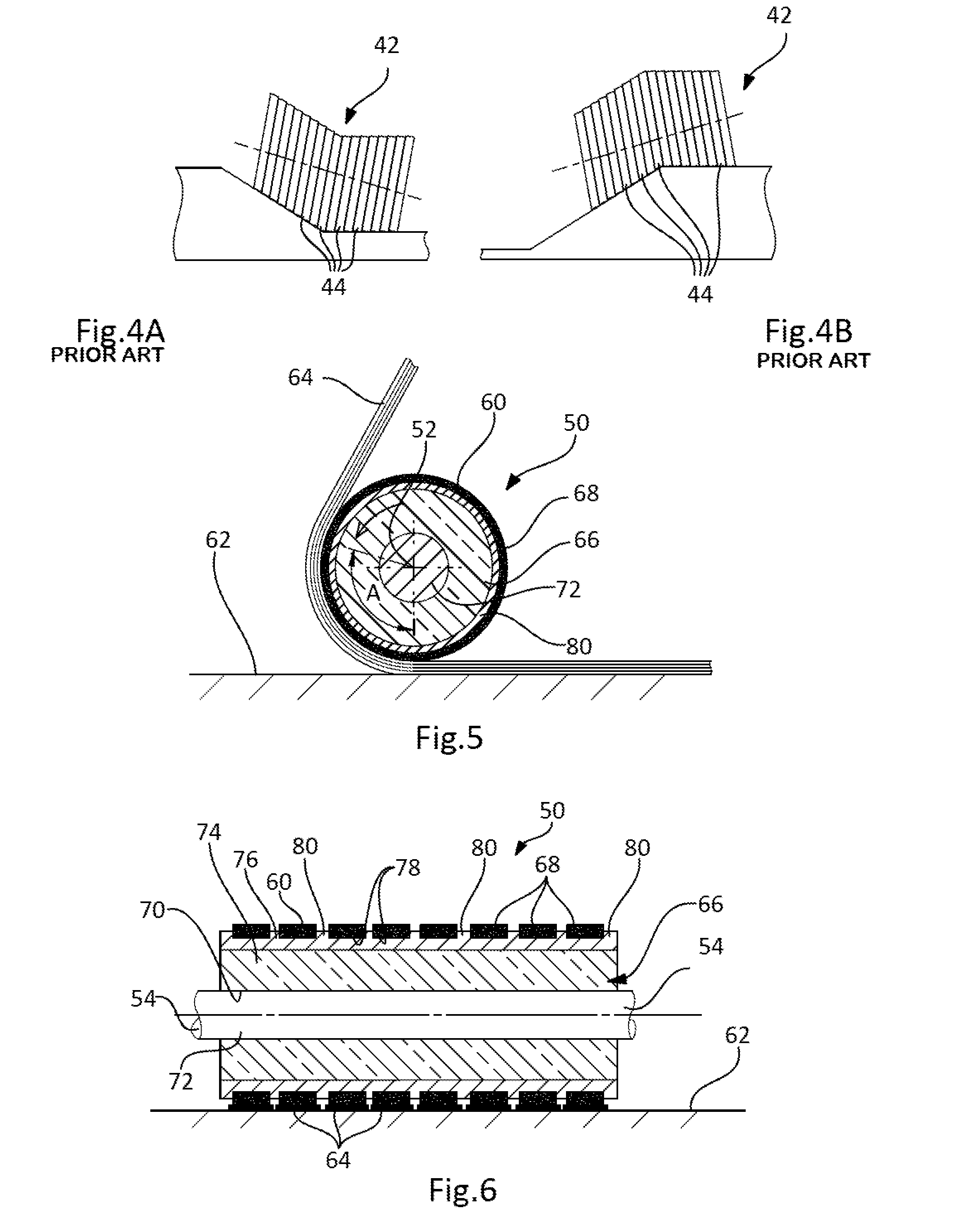 Fibre laying machine comprising a roller with pivoting rings