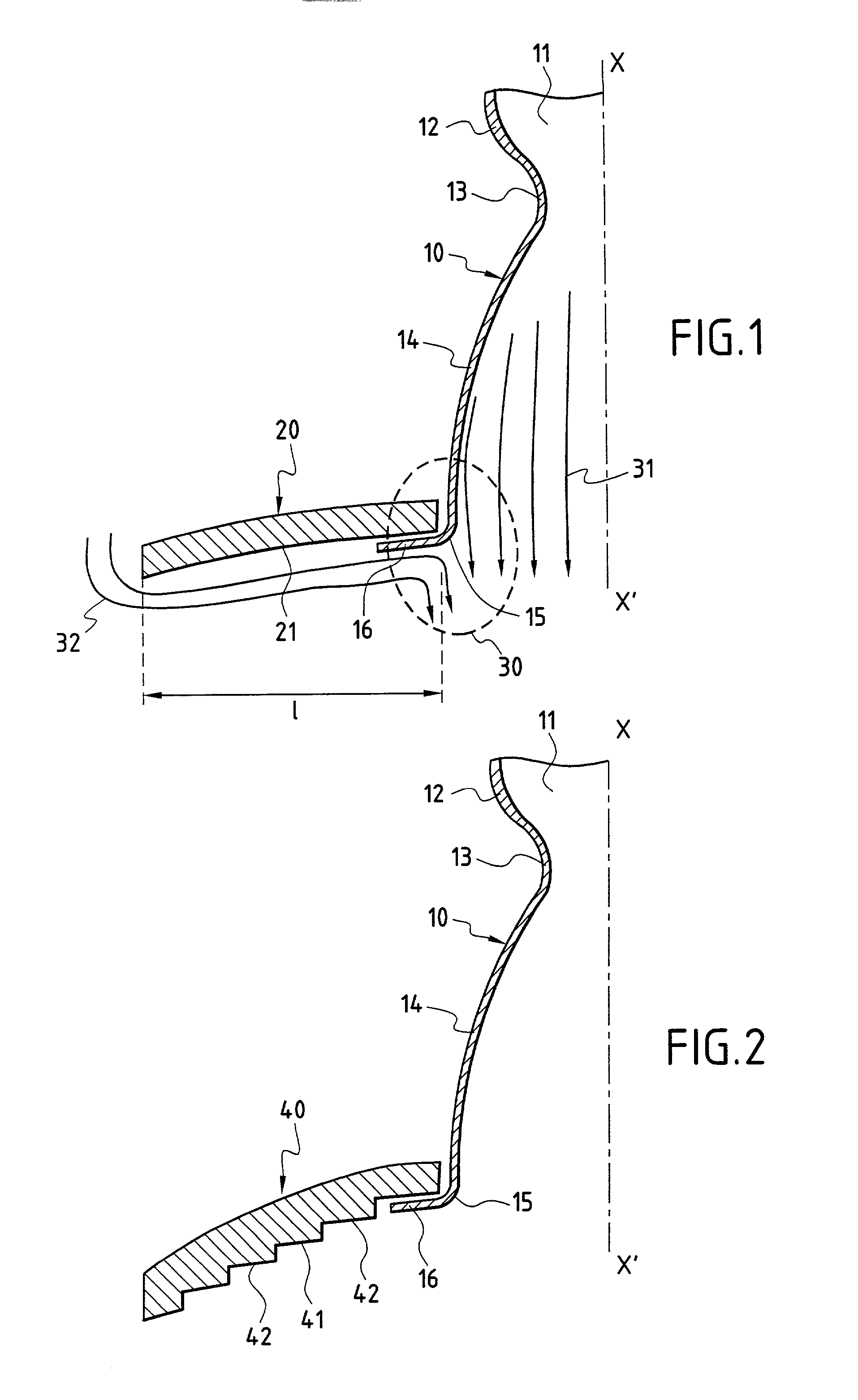 Device for reducing or eliminating jet separation in rocket engine nozzles, and a nozzle including the device
