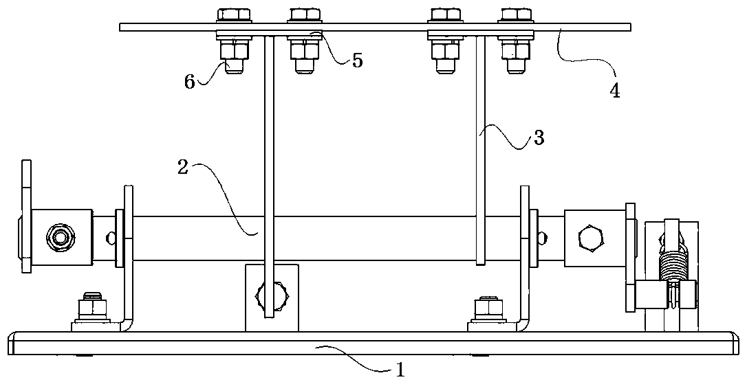 Switch cabinet and three-phase grounding switch thereof