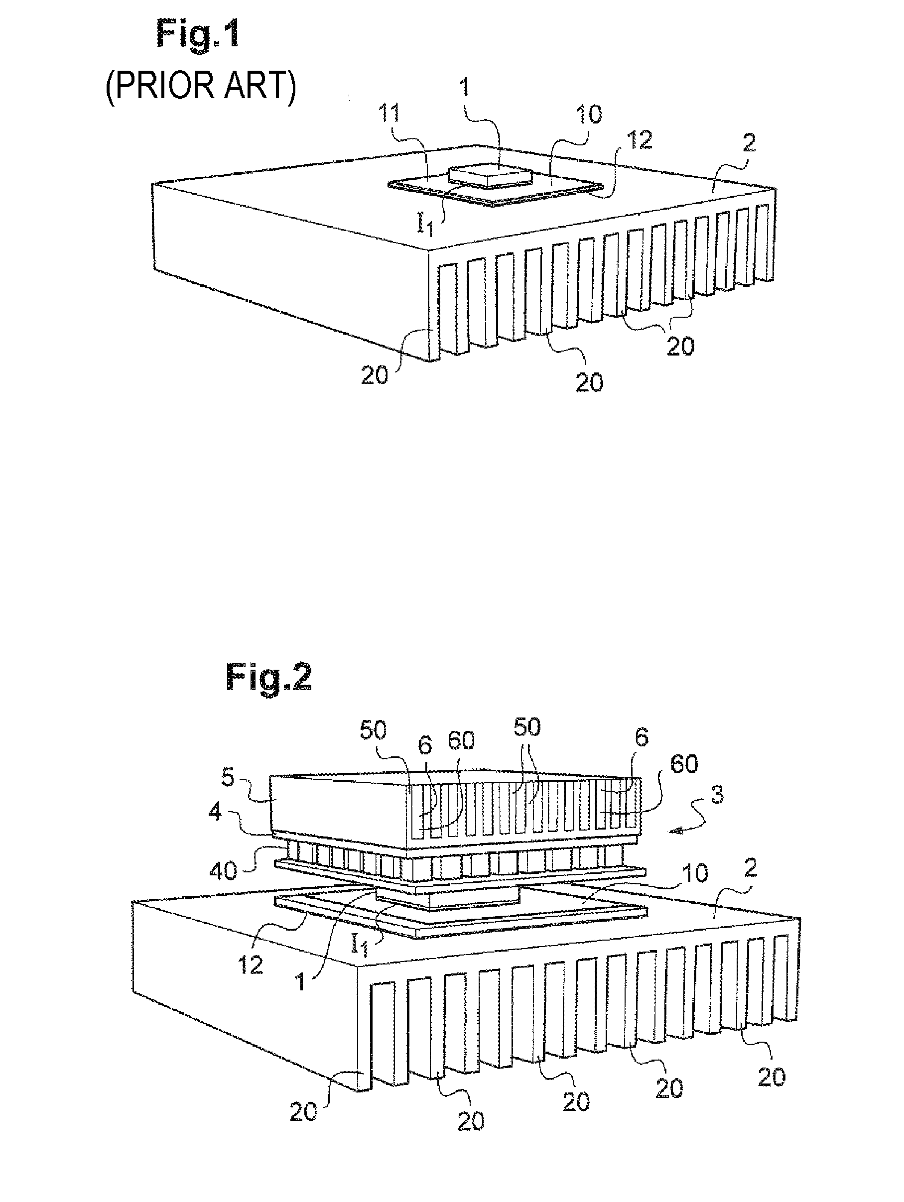 Apparatus comprising a functional component likely to be thermally overloaded during the operation thereof and a system for cooling the component