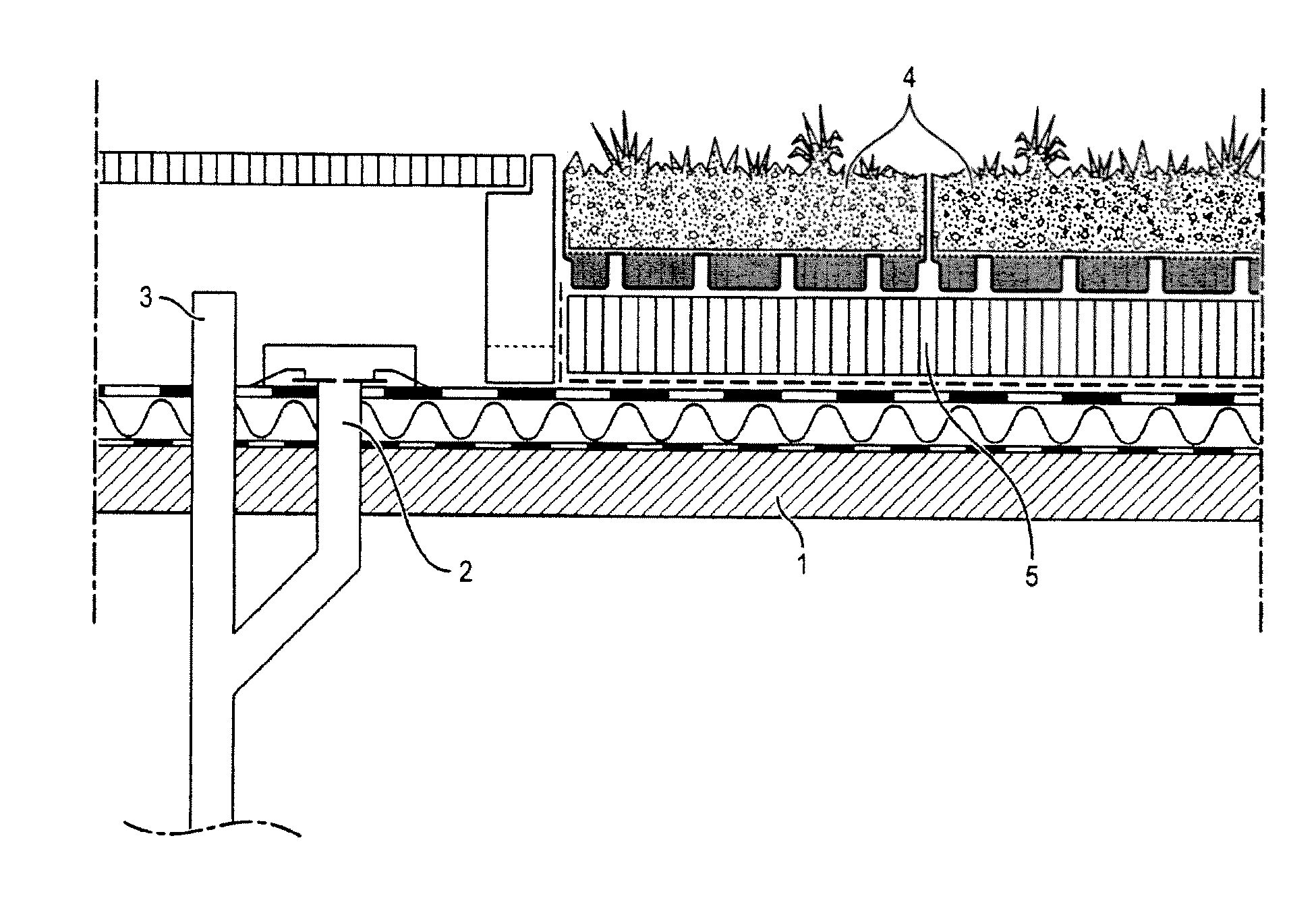 Container for temporarily holding water on the roof of a building with a controlled leakage rate
