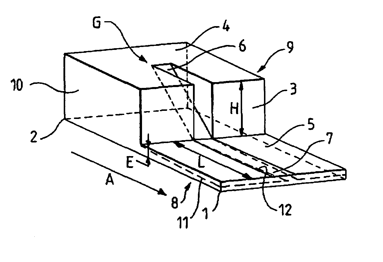 Transition between a rectangular waveguide and a microstrip line comprised of a single metallized bar