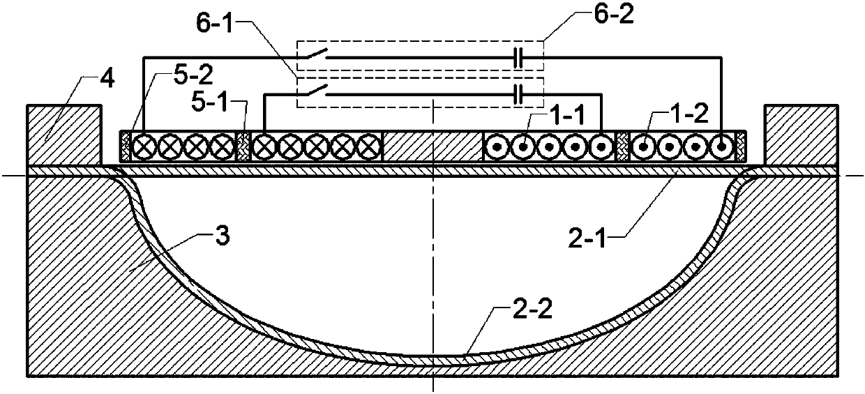 Electromagnetic forming method and device of metal plate