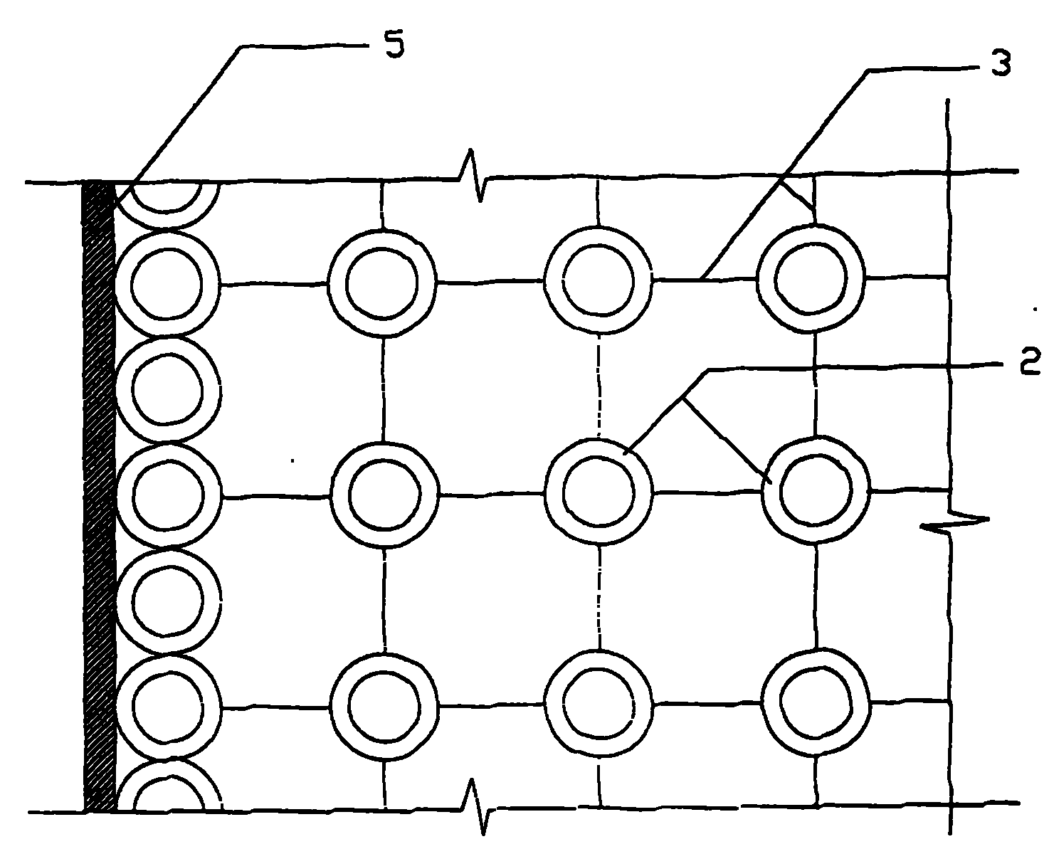 Method for building retaining wall by using waste-old tyre and triangle strips