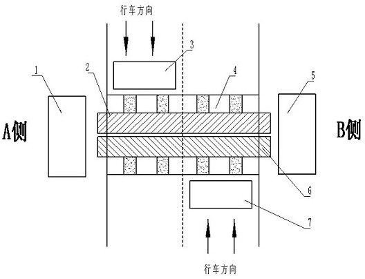 A pedestrian-vehicle crossing device based on a moving walkway and its control method