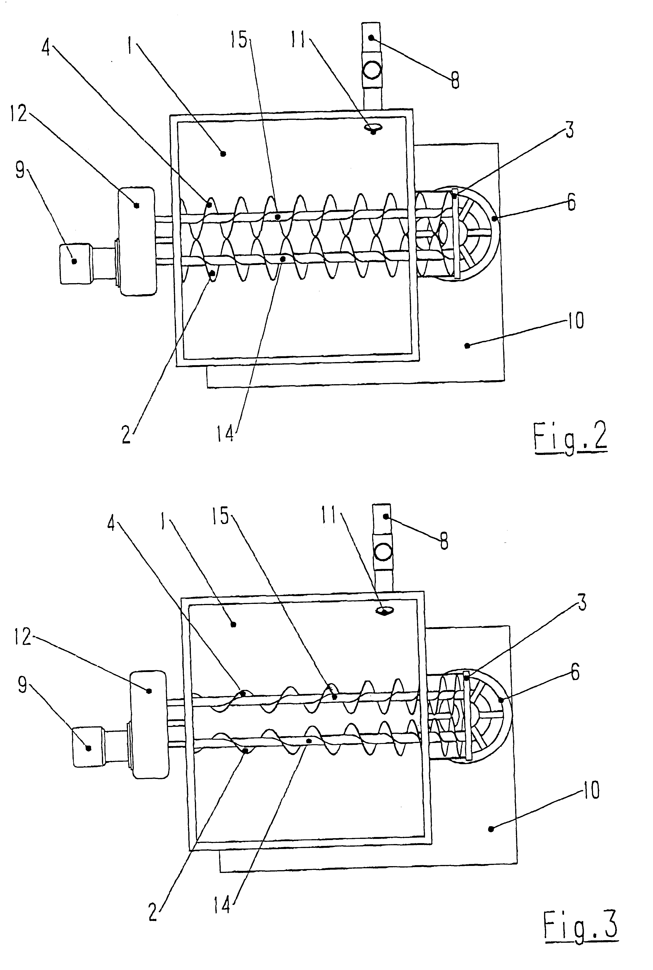 Feeding device of a stuffing machine; in particular for ground meats or the like
