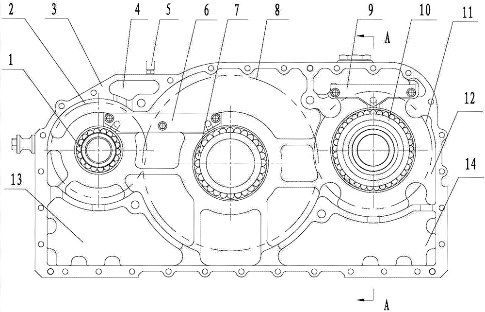 Power takeoff gearbox casing in direct connection with hydraulic pump, and power takeoff gearbox