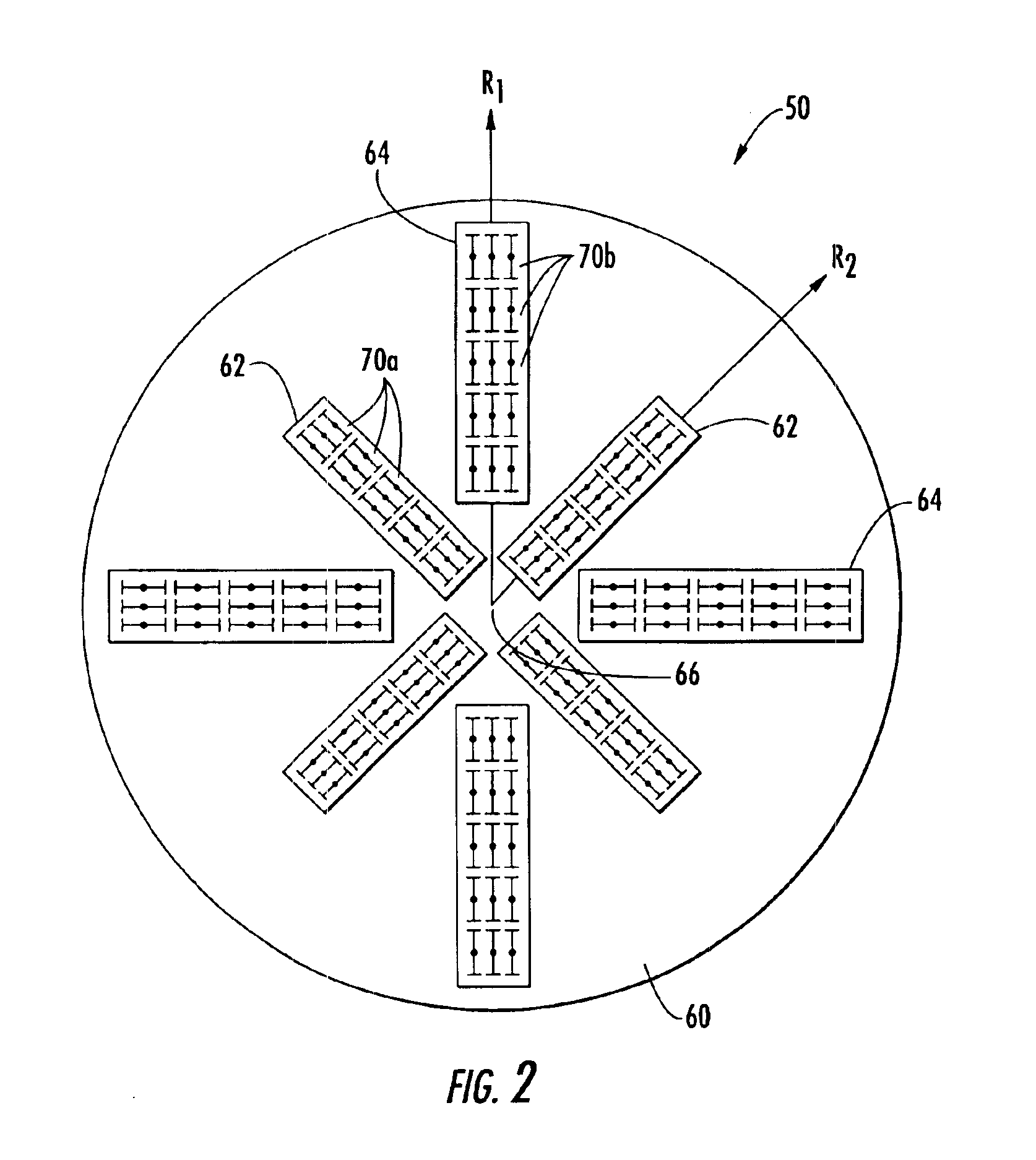 Phased array antenna with selective capacitive coupling and associated methods