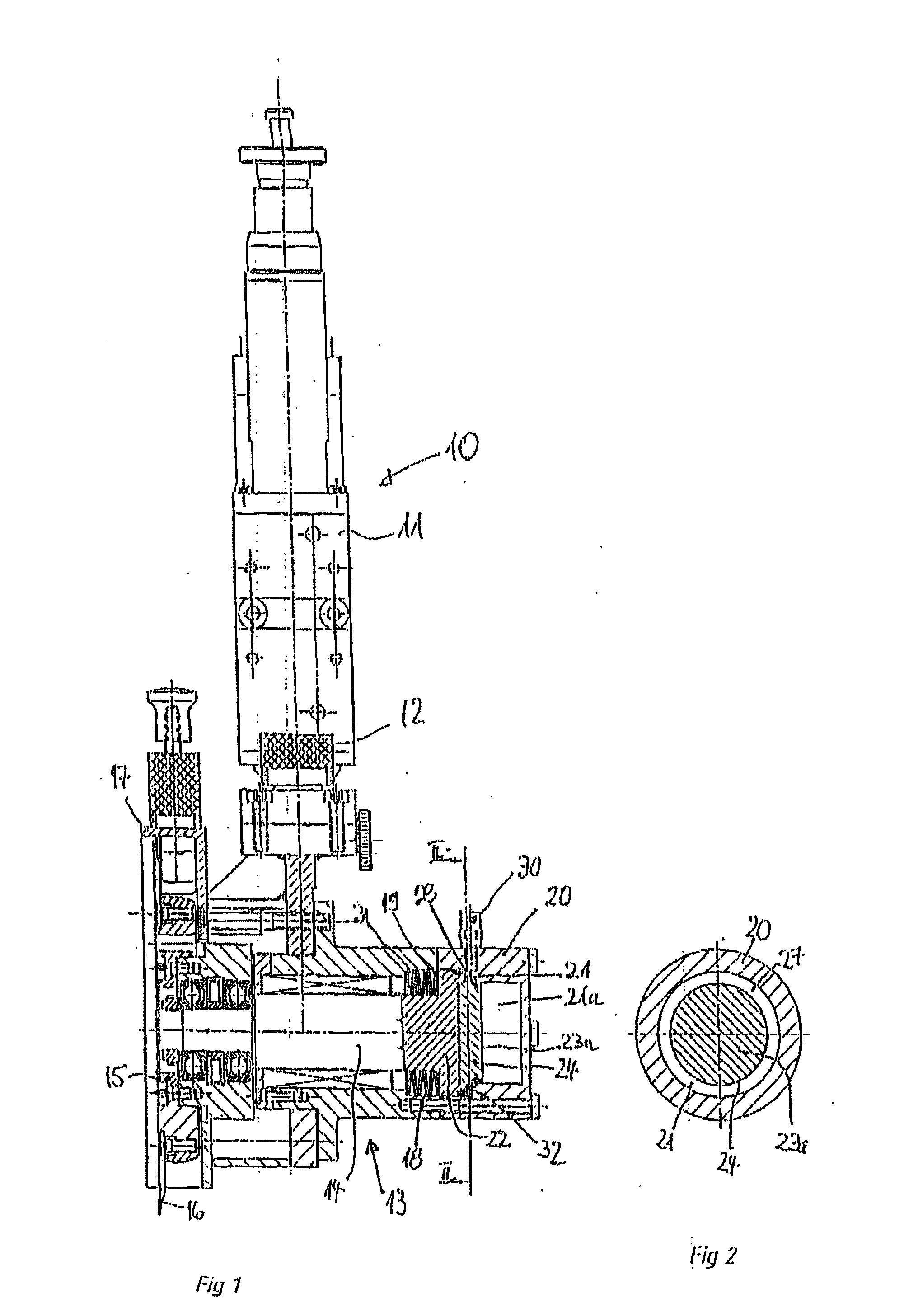 Blade holder having displacement-dependent spring force compensation