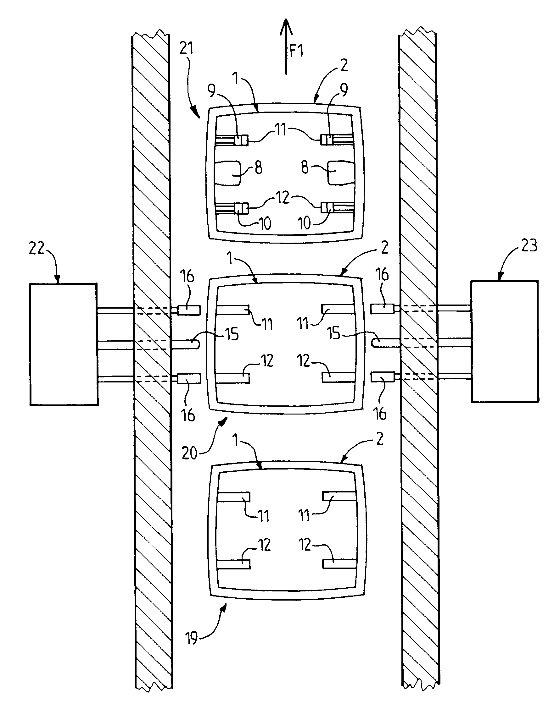 Device for gravity-bending glass on several support moulds with controlled transition between moulds