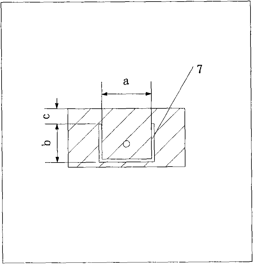Microstrip antenna element with controllable directional diagram
