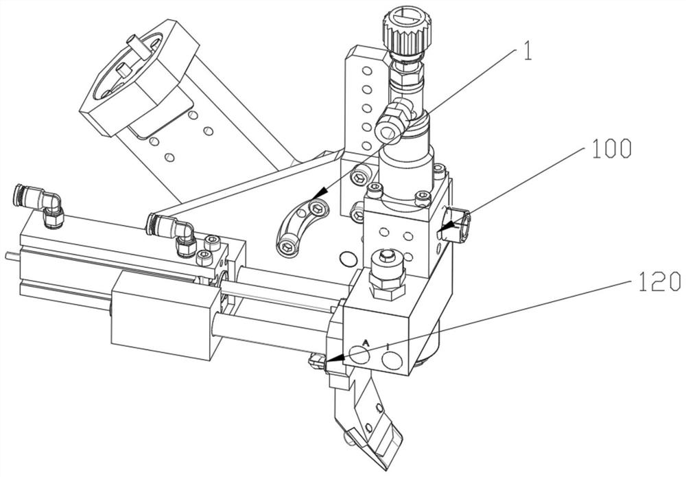 Spray gun mechanism capable of controlling fine glue spraying track and operation method