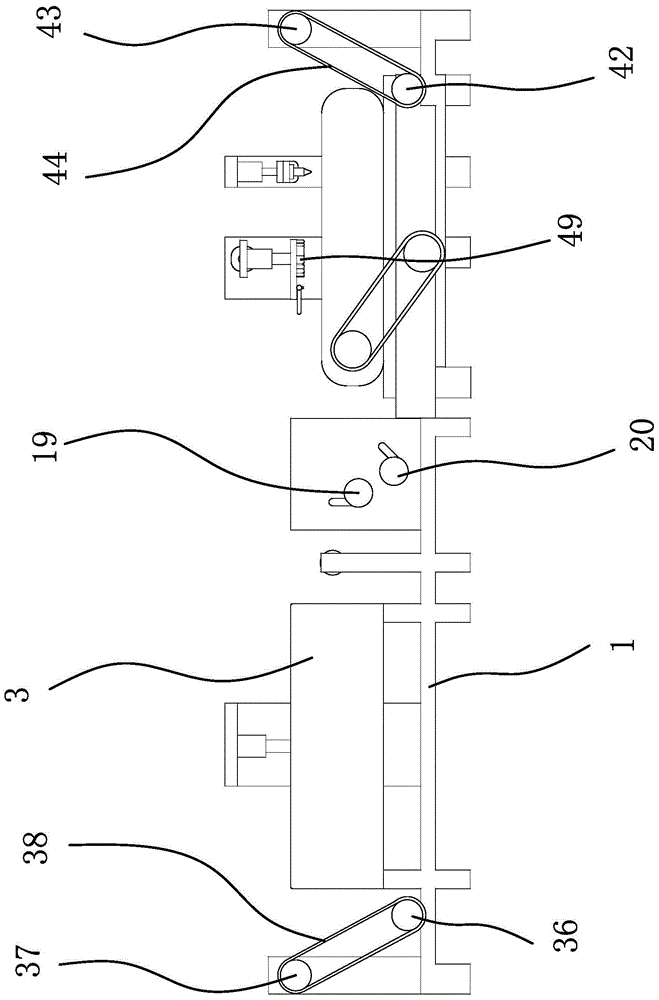 Dyeing device in denim fabric processing equipment