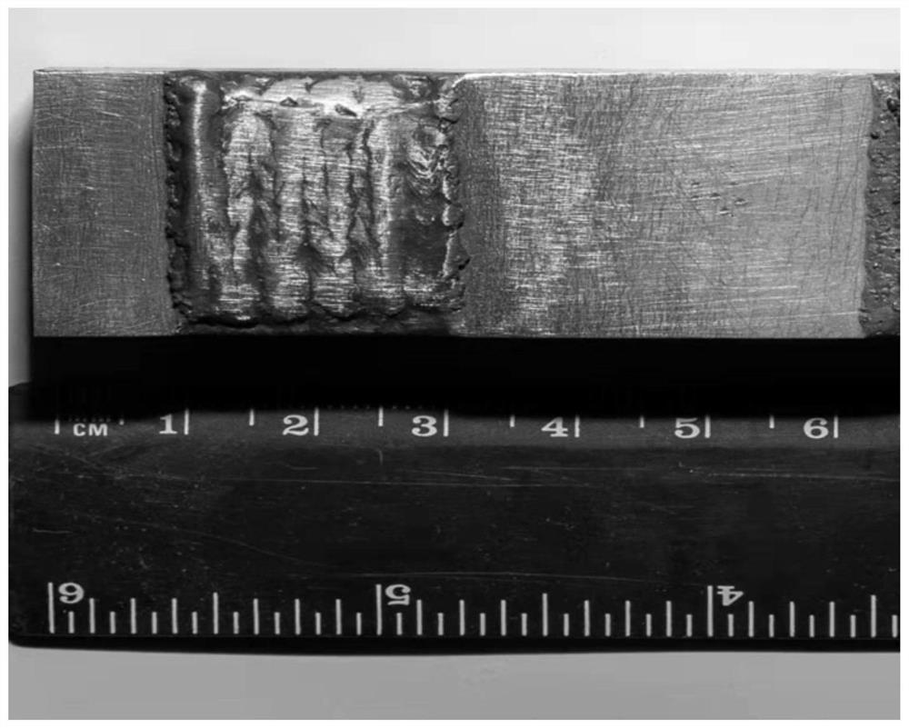 Laser cladding composite coating on magnesium alloy surface assisted by ceramic-based buffer heat insulation layer and preparation method thereof