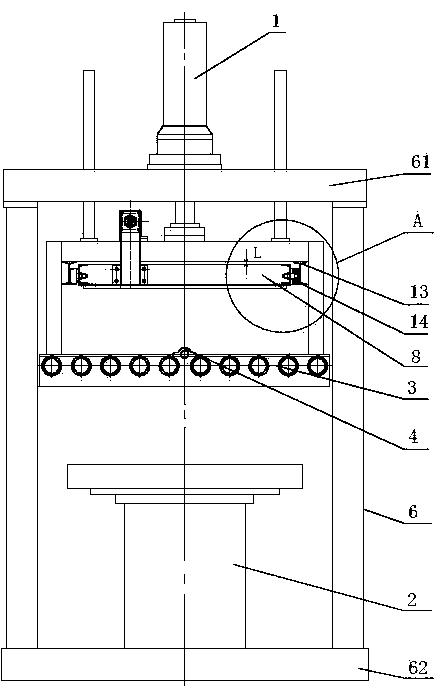 Iron section removing device and method used during iron section sand cladding casting of shuttle-type top plate