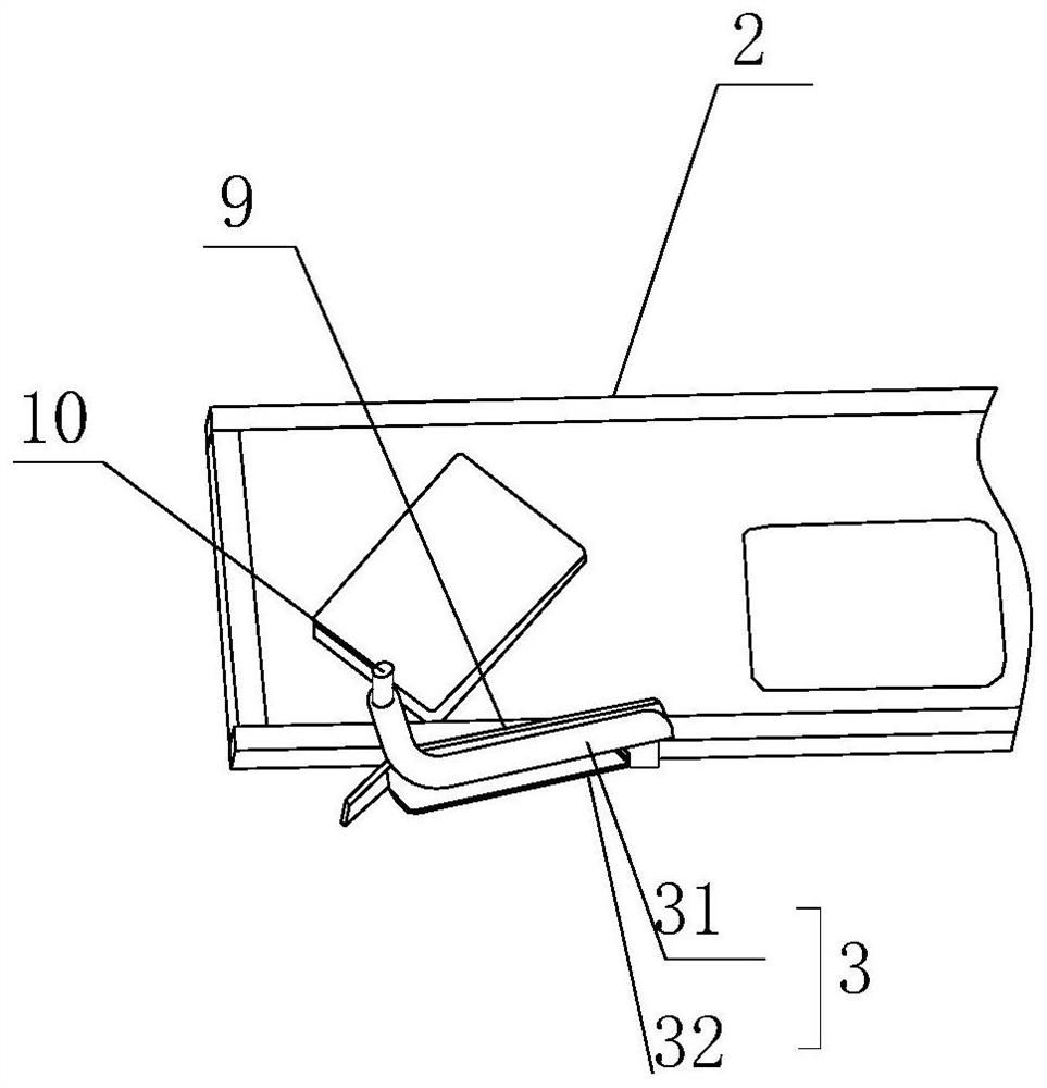 A self-reversing bagged material conveying device with high efficiency and low energy consumption