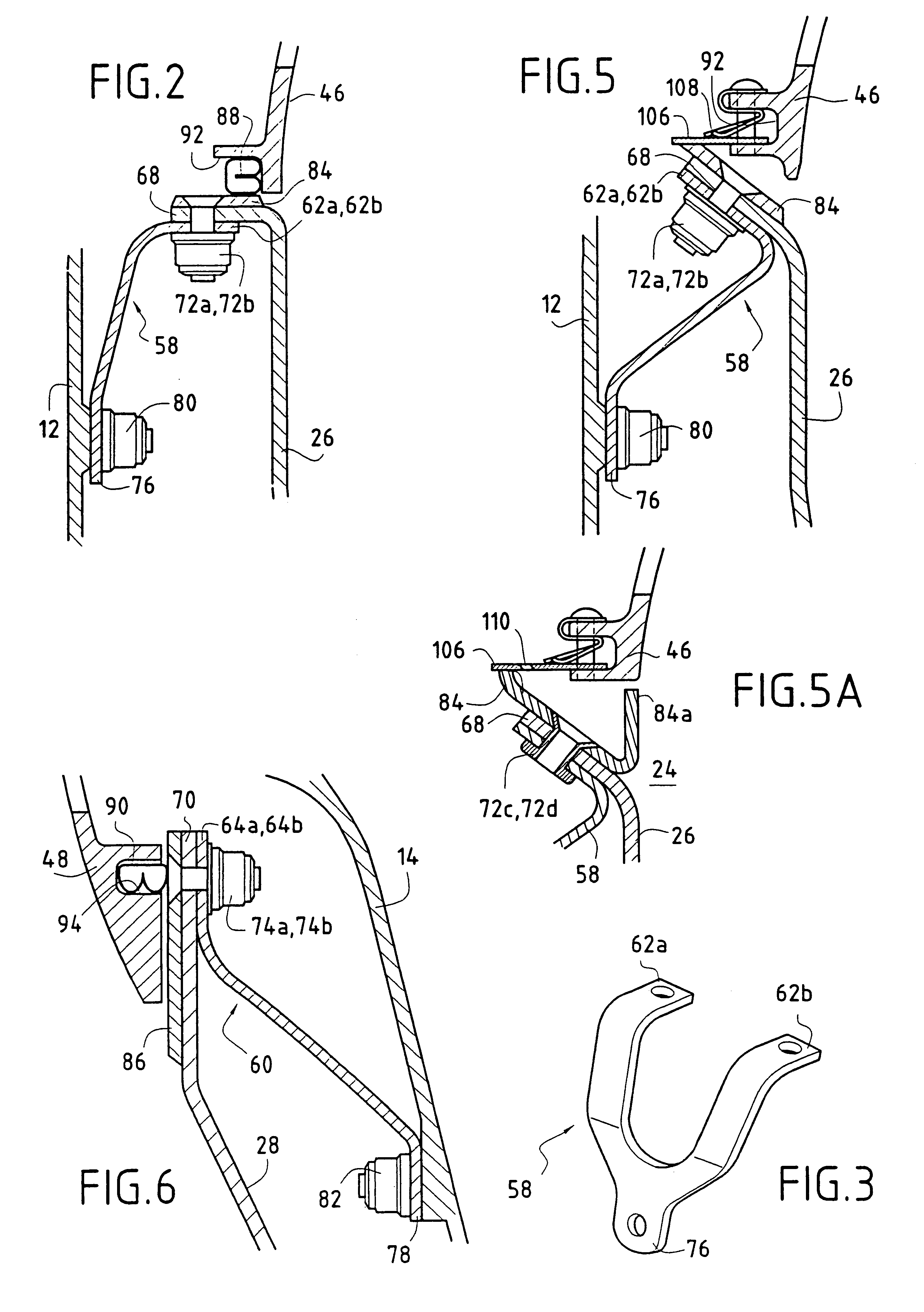 Resilient mount for a CMC combustion chamber of a turbomachine in a metal casing