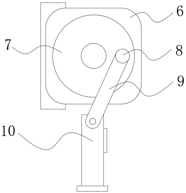 Construction waste crushing device capable of crushing large amount of construction waste