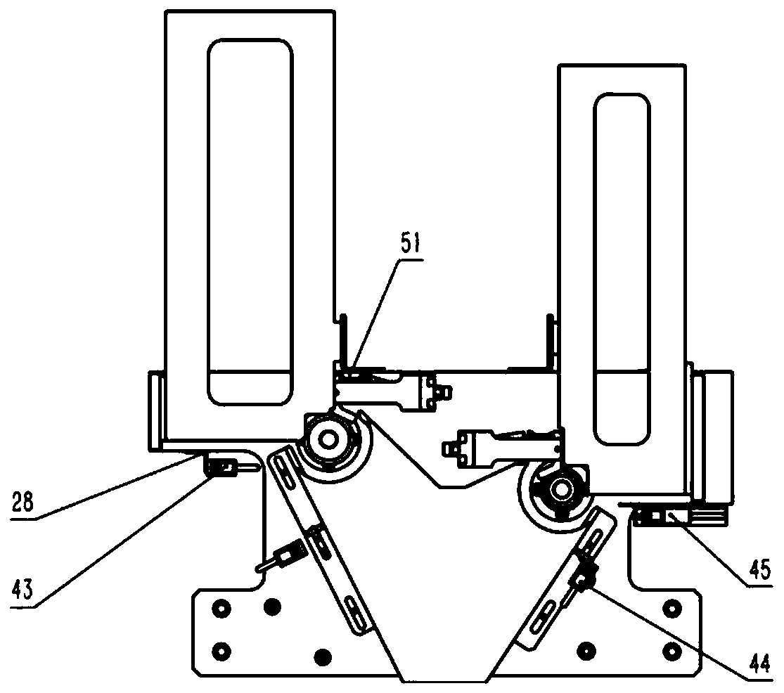 Device for simultaneously putting labels of two specifications