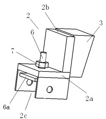 Auxiliary centering device for automatically producing sheet metal in stamping mode