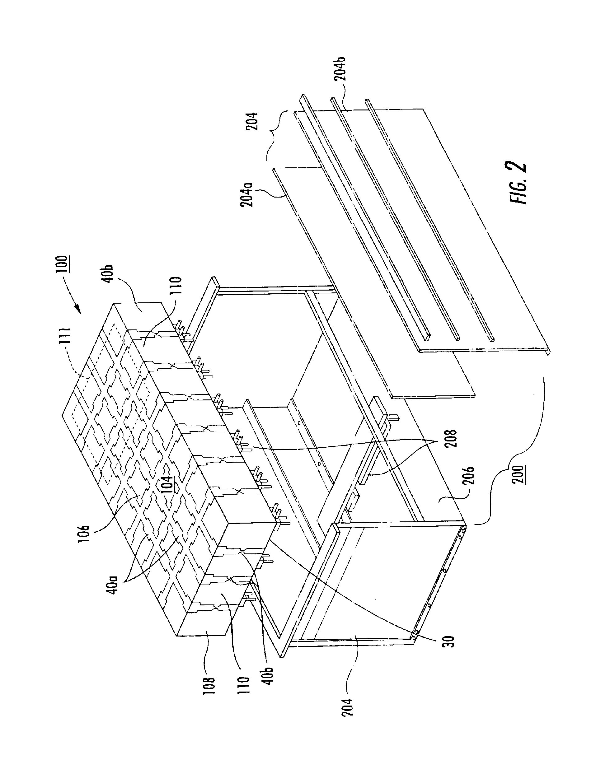 Phased array antenna with discrete capacitive coupling and associated methods