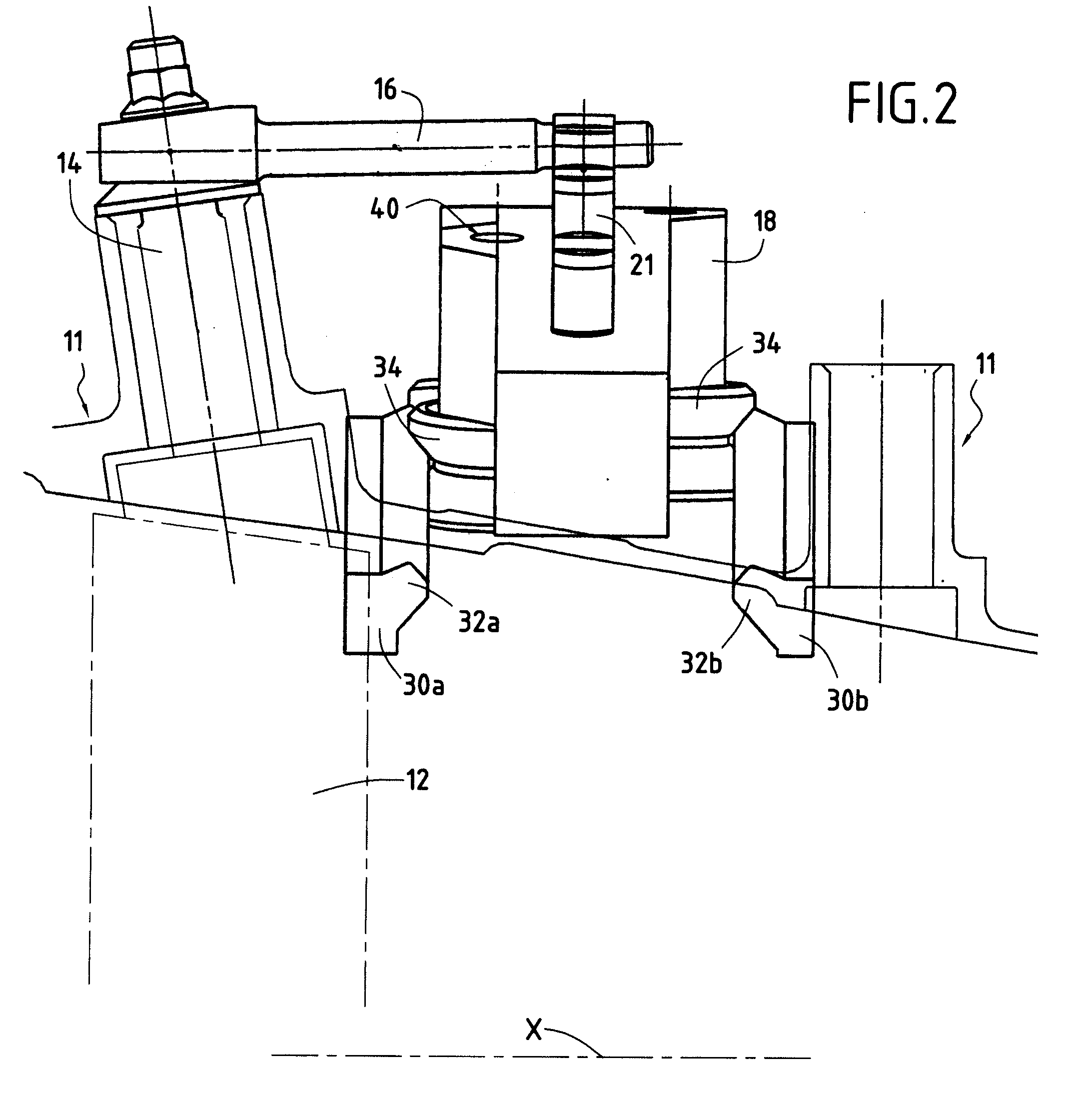 Turbomachine stator including a stage of stator vanes actuated by an automatically centered rotary ring