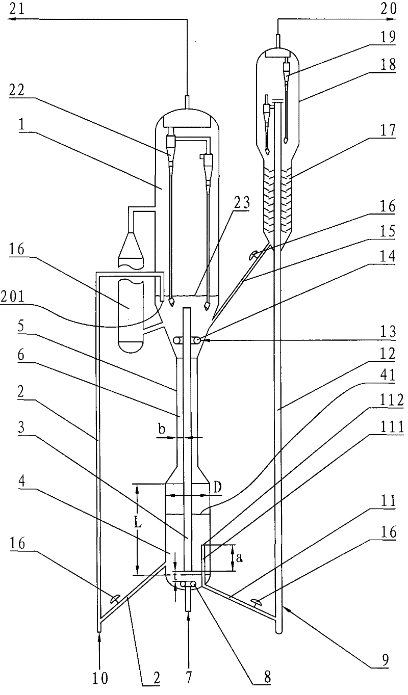Device and method for reducing the temperature of catalytic cracking regenerated catalyst