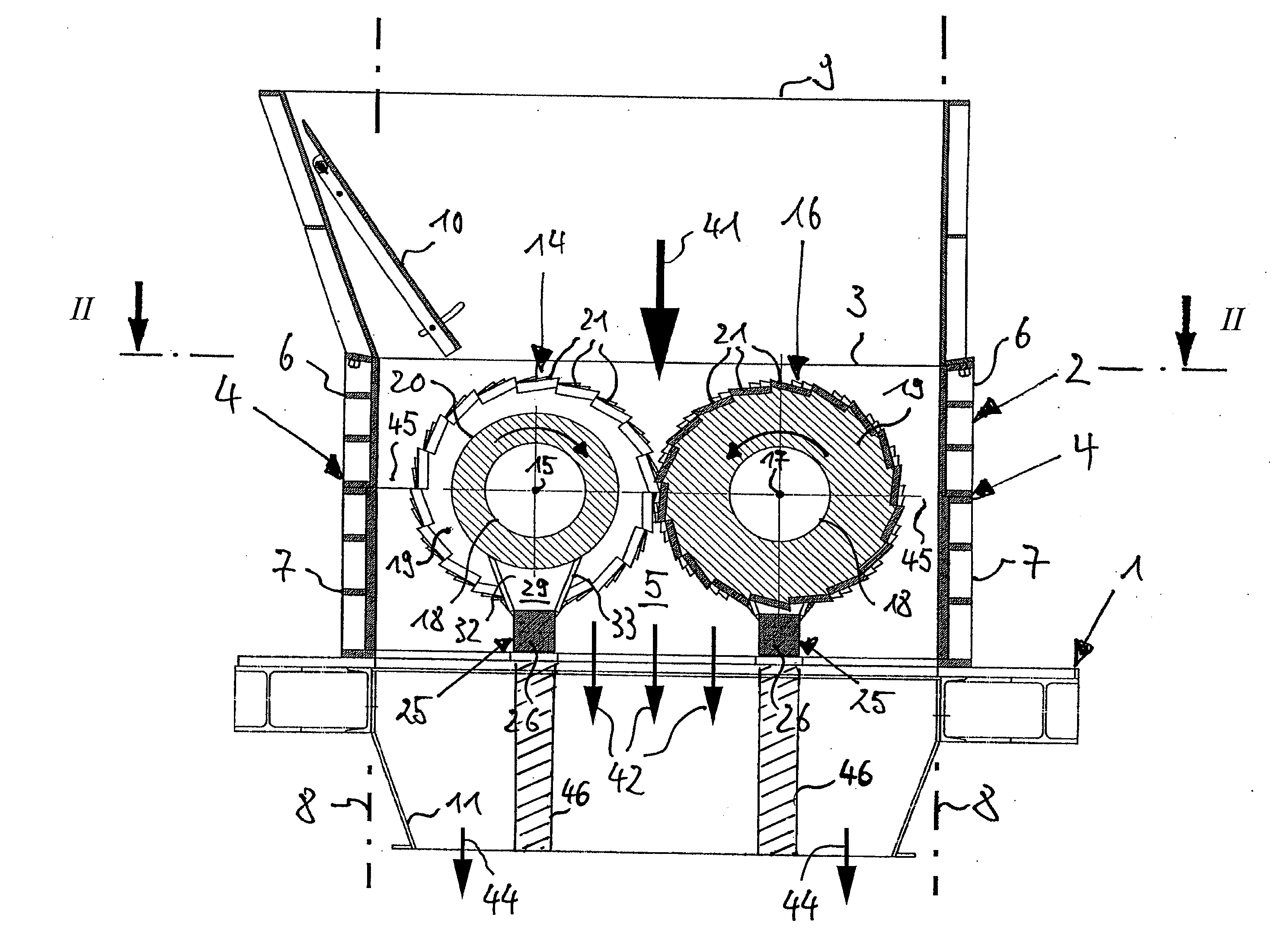 Device for comminuting feedstock with scraping elements