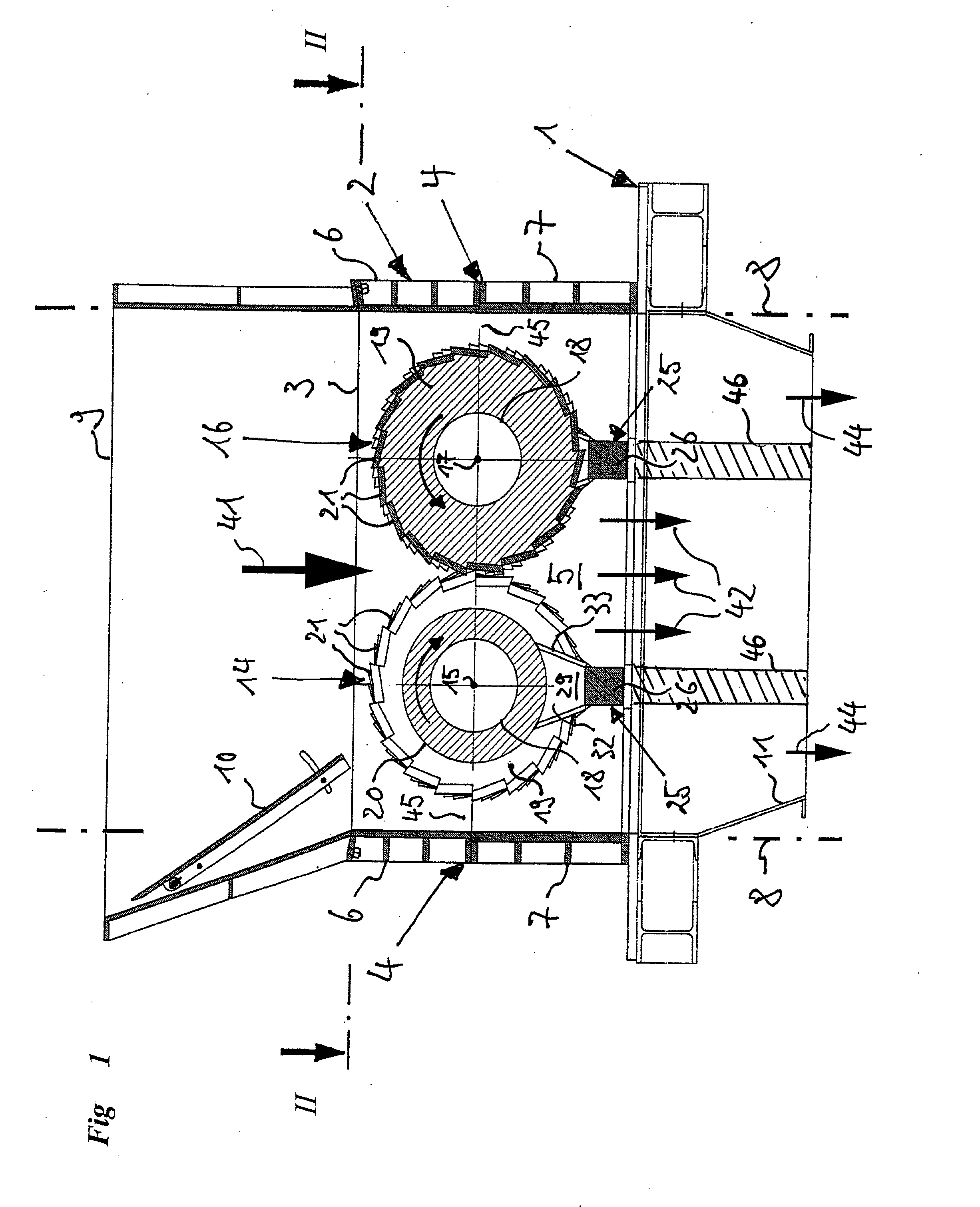 Device for comminuting feedstock with scraping elements